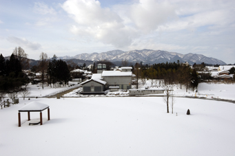 道の駅「関川（桂の関）」から撮影した「せきかわ歴史とみちの館」と高坪山