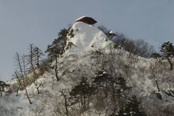 鷹の巣山　山頂の東屋