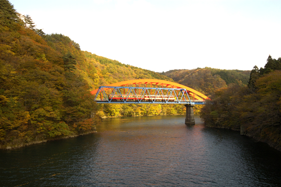 関川村　国道113号線とＪＲ東日本米坂線の金丸大橋