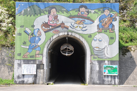 大石ダム堤体の右岸側のトンネル